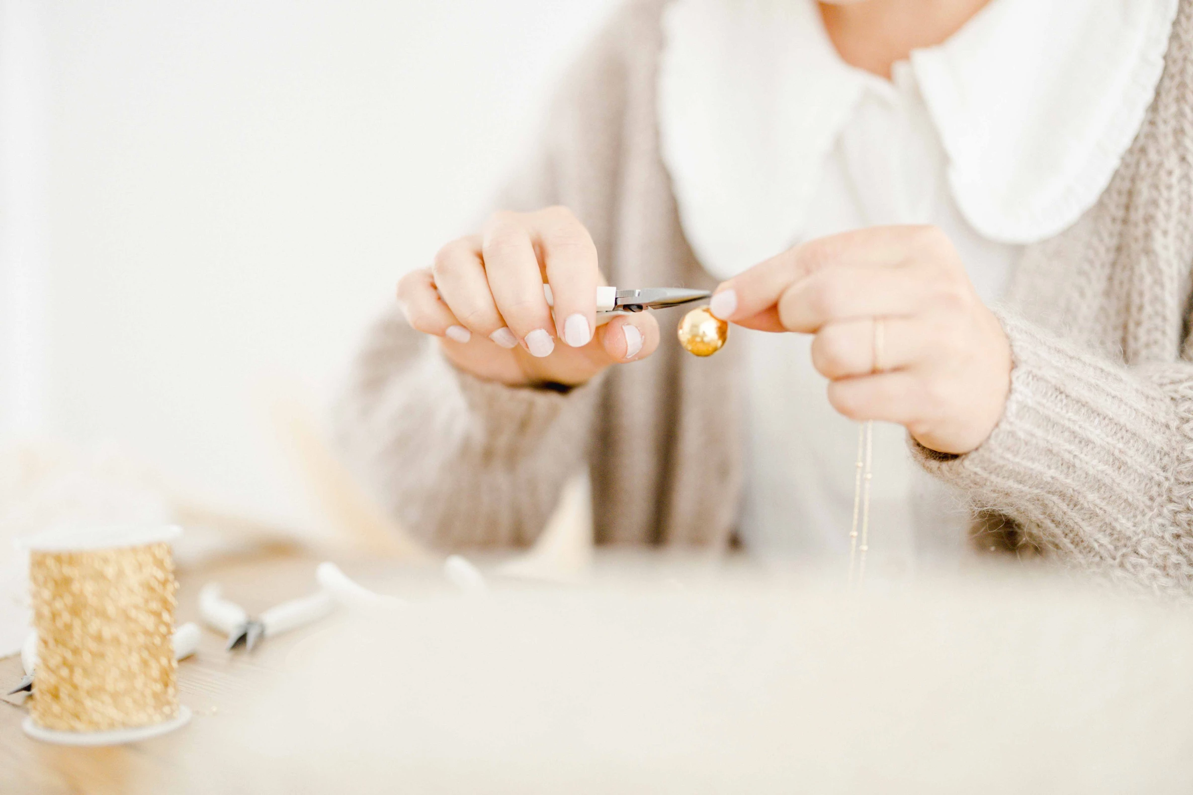 main nourriture beige gris marron